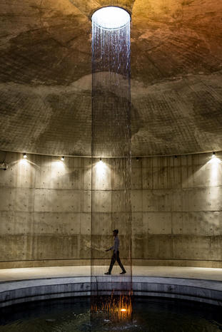 فواره آب داخل ساختمان موزه استقلال بنگلادش در شهر داکا