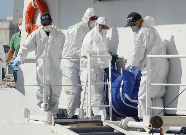 انتقال اجساد قربانیان مهاجر در سواحل ایتالیا