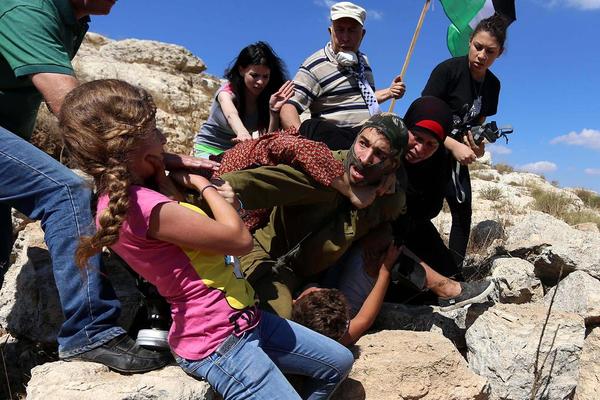  ممانعت فلسطینی ها از دستگیری یک نوجوان فلسطینی به دست سرباز اسراییلی- کرانه غربی