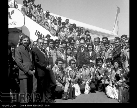  به ورزشکاران ایرانی شرکت کننده در هفتمین دوره بازی های آسیایی تهران، در مسافرت به مشهد حلقه های گل اهدا می شود