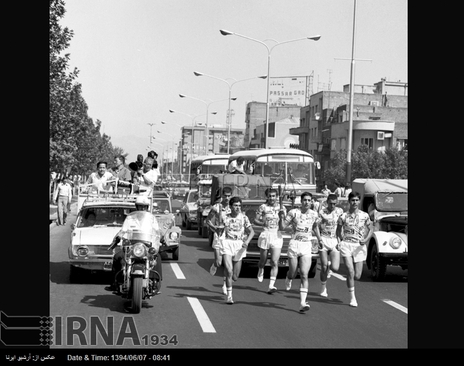 مشعل هفتمین دوره بازی های آسیایی تهران از کاخ سعد آباد به سوی میدان شهیاد ( آزادی کنونی ) حمل می شود