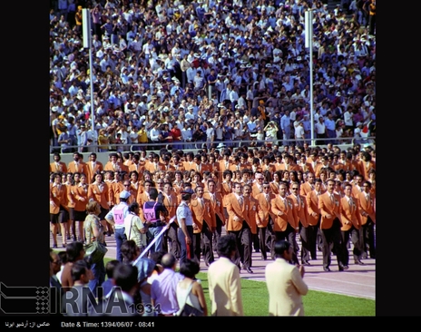10شهریور 1353-اعضای کاروان ورزشی تیم ملی ایران در مراسم افتتاح بازی های آسیایی،درمجموعه ورزشی آریامهر تهران (آزادی کنونی) رژه می روند