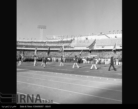  10 شهریور 1353- پرچم المپیک بازی های آسیایی در مراسم افتتاح این بازی ها در استادیوم آریامهر ( آزادی کنونی ) حمل می شود