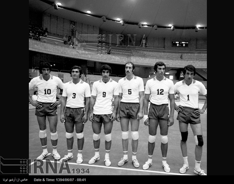 اعضای تیم ملی والیبال ایران در بازی های آسیایی تهران ، سالن والیبال مجموعه ورزشی آریامهر ( آزادی کنونی ) در تصویر دیده می شوند 