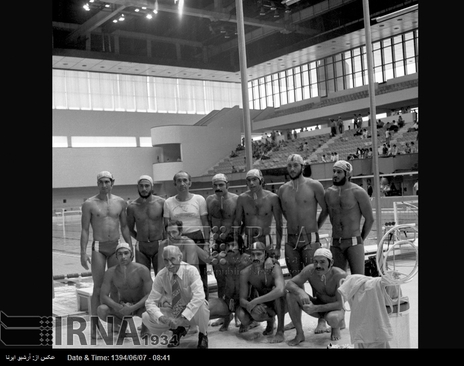  اعضای تیم ملی واترپلوی ایران در هفتمین دوره بازی های آسیایی تهران ، مجموعه ورزشی آریامهر ( آزادی کنونی ) در تصویر دیده می شوند