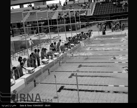  سالن برگزاری مسابقات شنا ، در هفتمین دوره بازی های آسیایی تهران ، مجموعه ورزشی آریامهر ( آزادی کنونی ) در تصویر دیده می شود 