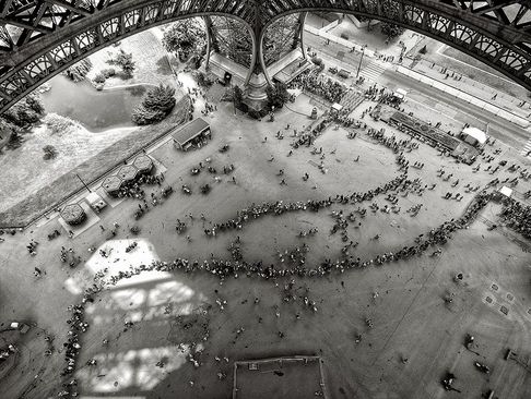 صف بازدید از برج ایفل در پاریس. سالانه 7 میلیون توریست از ایفل بازدید می کنند 
