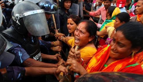 تظاهرات فعالان هندو در شهر کاتماندو نپال در اعتراض به قانون اساسی جدید این کشور