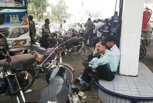 کمبود بنزین در جایگاه های عرضه سوخت در شهر کراچی پاکستان صف های طویلی ایجاد کرده است