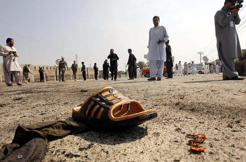 دمپایی یکی ازقربانیان انفجار انتحاری در شهر جمرود در شمال غرب پاکستان