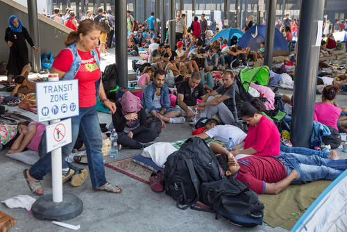 انتظار پناهجویان غالبا سوری در ایستگاه راه آهن شهر بوداپست مجارستان برای سوار شدن به قطار و رفتن به کشورهای دیگر اروپایی از جمله اتریش و آلمان