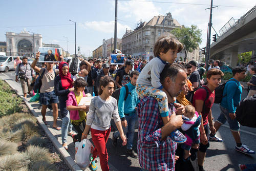 مهاجران سوری در بوداپست مجارستان و در حال عزیمت به اتریش