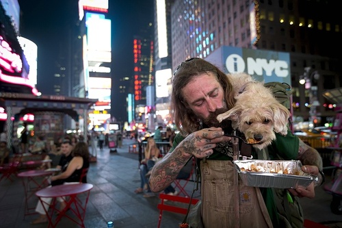 مرد نیویورکی در حال غذا دادن به سگش – میدان تایمز