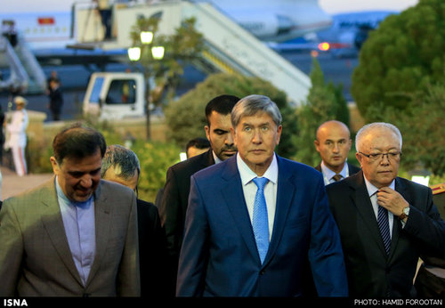 عکس:حجاب مهماندار رئیس جمهور قرقیزستان
