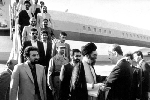 استقبالِ آقای حافظ اسد از حضرت آیت‌الله خامنه‌ای و هیات همراه در فرودگاه دمشق
