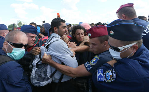 تلاش پلیس مرزی مجارستان برای مهار صدها پناهجوی آسیایی در مرز با صربستان