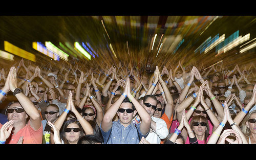 حضور 6774 نفر زیر یک سقف با عینک آفتابی در شهر والادولید اسپانیا برای ثبت در کتاب رکوردهای گینس