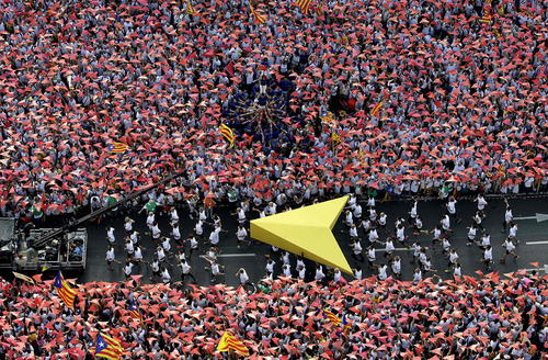 راهپیمایی در روز ملی کاتالون های اسپانیا . حامیان جدایی کاتالونیا از اسپانیا روز جمعه در این راهپیمایی سالانه در شهر بارسلونا خواستار جدایی از اسپانیا شدند