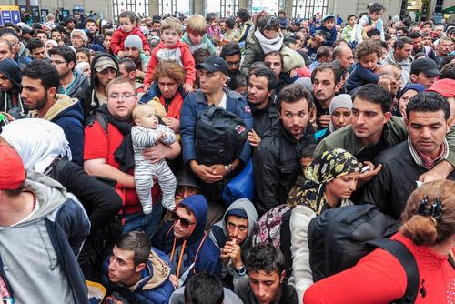 انتظار پناهجویان آسیایی در ایستگاه قطار شهر بوداپست مجارستان برای سوار شدن به قطار و عزیمت به شهر وین