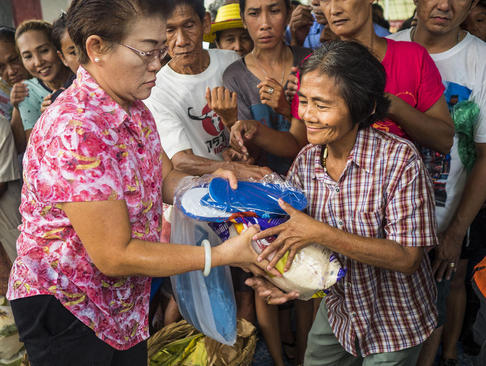 توزیع برنج و دیگر مایحتاج بین نیازمندان – بانکوک