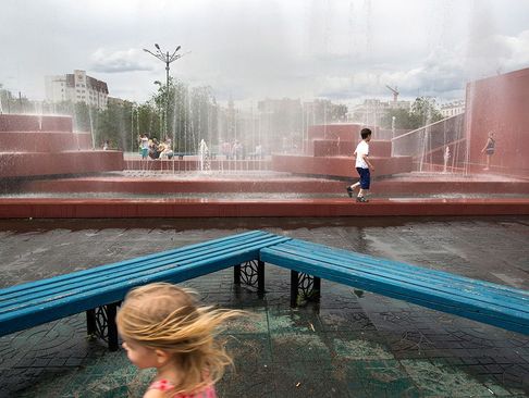 بازی کودکان در گرمای تابستانی شهر چیتا در شرق روسیه دور فواره آب یک پارک