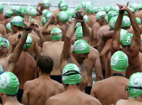 800 مرد اسپانیایی در خط شروع مسابقات سالانه شنا در سن سباستین