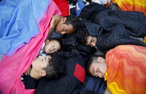 پناهجویان افغانی پس از رسیدن به جزیره لسبوس یونان و در حال استراحت