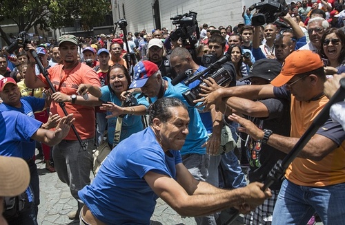 درگیری بین مخالفان و حامیان حکومت ونزوئلا پس از دستگیری لئوپولدو لوپز رهبر مخالفان حکومت – کاراکاس