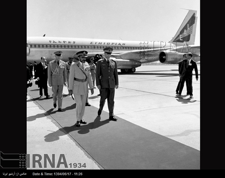 هایل سلاسی امپراتور اتیوپی در فرودگاه مهرآباد مورد استقبال رسمی محمدرضا پهلوی قرار می گیرد .