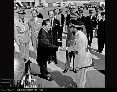 هایل سلاسی امپراتور اتیوپی در فرودگاه مهرآباد مورد استقبال رسمی مقامات ایران قرار می گیرد . 