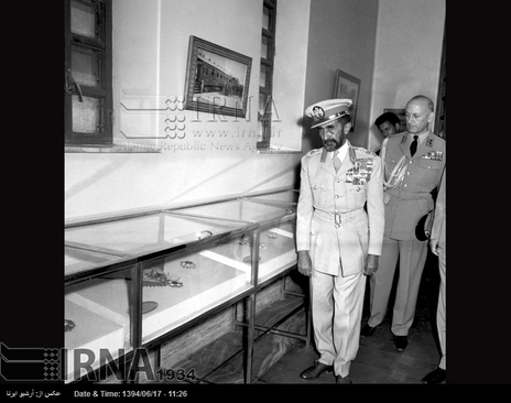 هایل سلاسی امپراتور اتیوپی روز 24 شهریور از موزه ای در تهران بازدید می کند. 