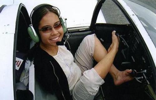 اولین خلبان زن بدون دست دنیا (+عکس) 