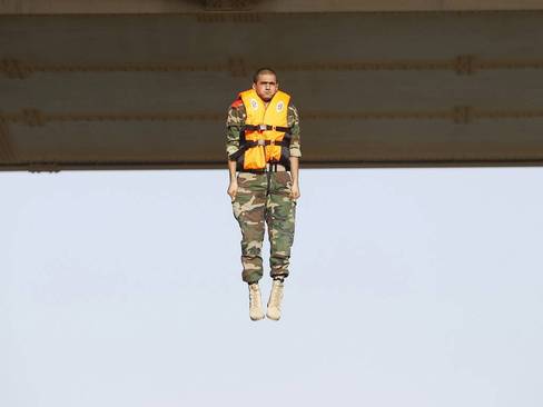 یک دانشجوی دانشگاه افسری بغداد در حال پرش تمرینی از روی یک پل