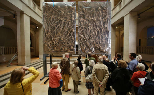 نمایش بقایای اسکلت 47 سرباز متعلق به جنگی در 4 قرن پیش – آلمان