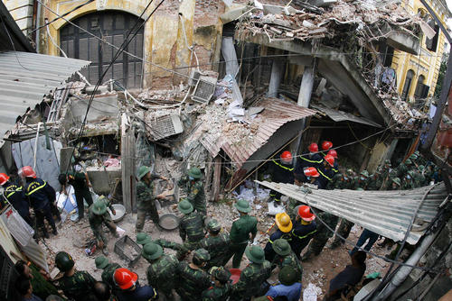 امدادرسانی برای نجات افراد از زیر آوار یک ساختمان خراب شده – شهر هانوی ویتنام