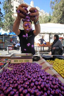 فروش زیتون در بازار عید قربان در بخش شرقی قدس