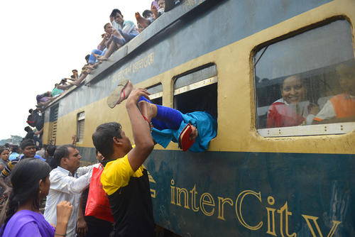 تلاش برای سوار شدن به قطار – داکا بنگلادش