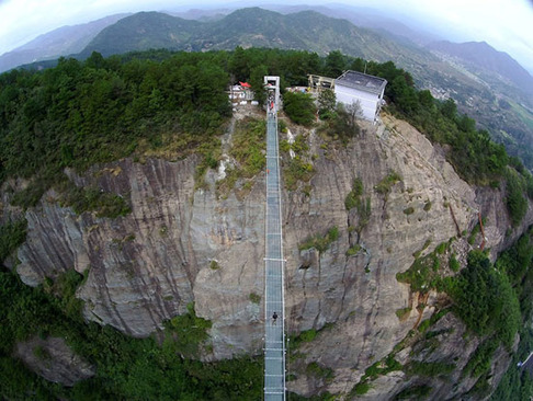 طولانی‌ ترین پل شیشه ای جهان (+عکس) 