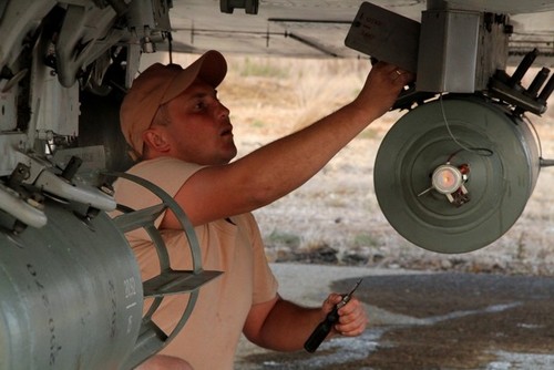 تعمیر و نگهداری جنگنده های سوخو در فرودگاه حمیمیم - لاذقیه سوریه 