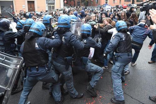 تظاهرات دانشجویی علیه سیاست های آموزشی دولت ایتالیا- شهرهای بولونیا و رم