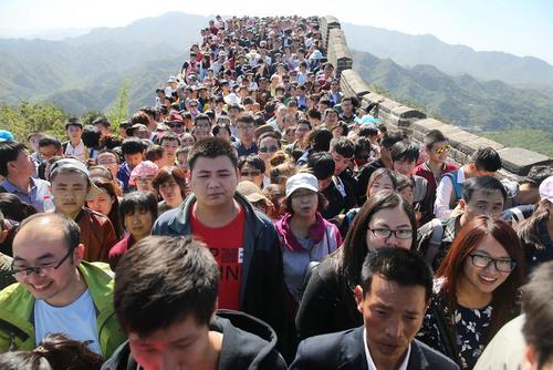 بازدید توریست ها از دیوار بزرگ چین  - پکن