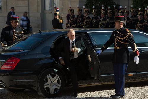 استقبال از ولادیمیر پوتین رییس جمهور روسیه در مقابل کاخ الیزه در پاریس
