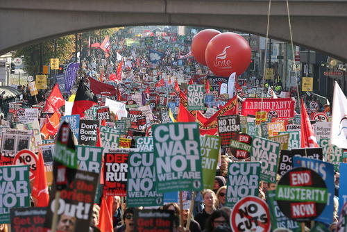 تظاهرات در شهر منچستر بریتانیا علیه دولت محافظه کار بریتانیا همزمان با نخستین روز برگزاری کنفرانس این حزب در منچستر