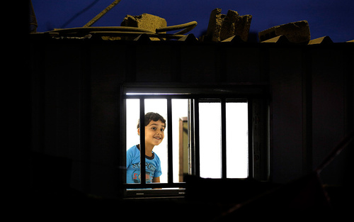 کودک 6 ساله غزه ای در خانه محقر موقت در کنار خانه اصلی ویران شده در جنگ 51 روزه با اسراییل