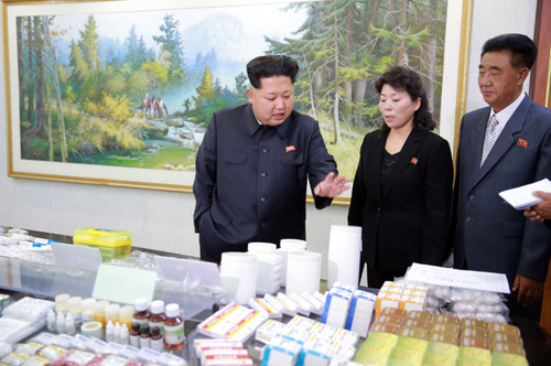 بازدید کیم جونگ اون رهبر کره شمالی از یک کارخانه تولید دارو 