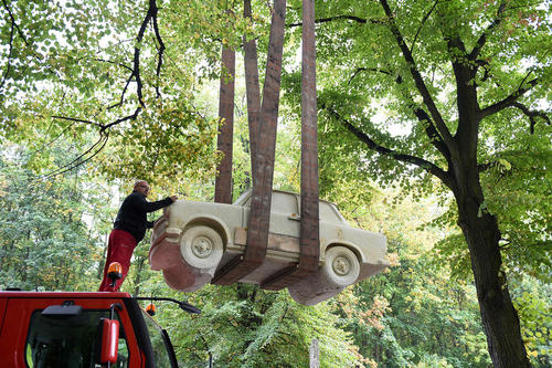 ساخت ماکت خودرو تراش داده شده از سنگ به وزن 9 تن – برلین آلمان