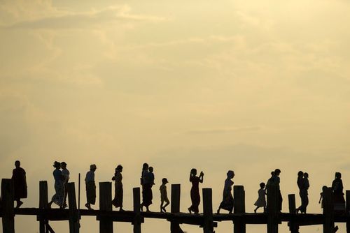 عبور از  یک پل روی دریاچه – میانمار