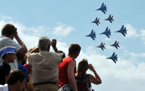 جمعیت در حال تماشای پرواز جنگنده های سو -27 و میگ -29