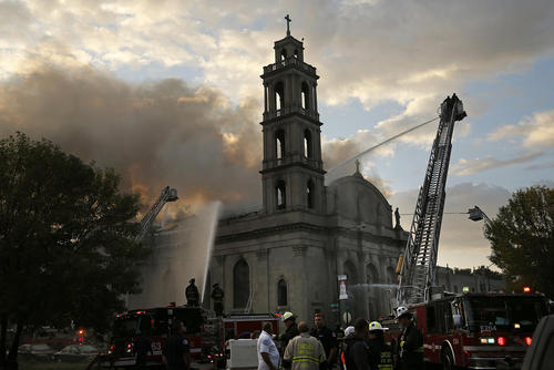 مهار آتش سوزی در یک کلیسا در شهر شیکاگو آمریکا