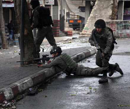 سربازان اسراییلی در حال تیراندازی به سمت معترضان فلسطینی – هبرون
